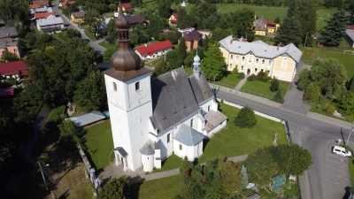 Zámecký areál a Bravantice pohledem dronu