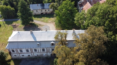 Zámecký areál a Bravantice pohledem dronu