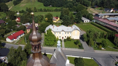 Zámecký areál a Bravantice pohledem dronu